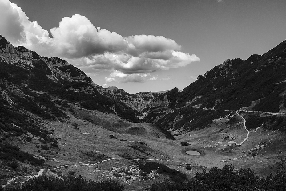 Vista sulla valle di montagna, bianco e nero