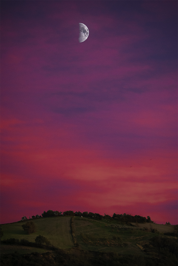 Luna al tramonto in collina, cielo rosa