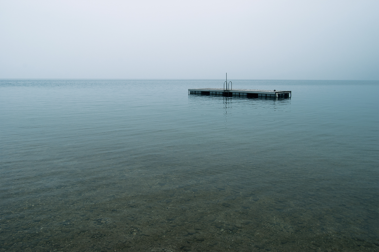 Lago di garda in un giorno nebbioso