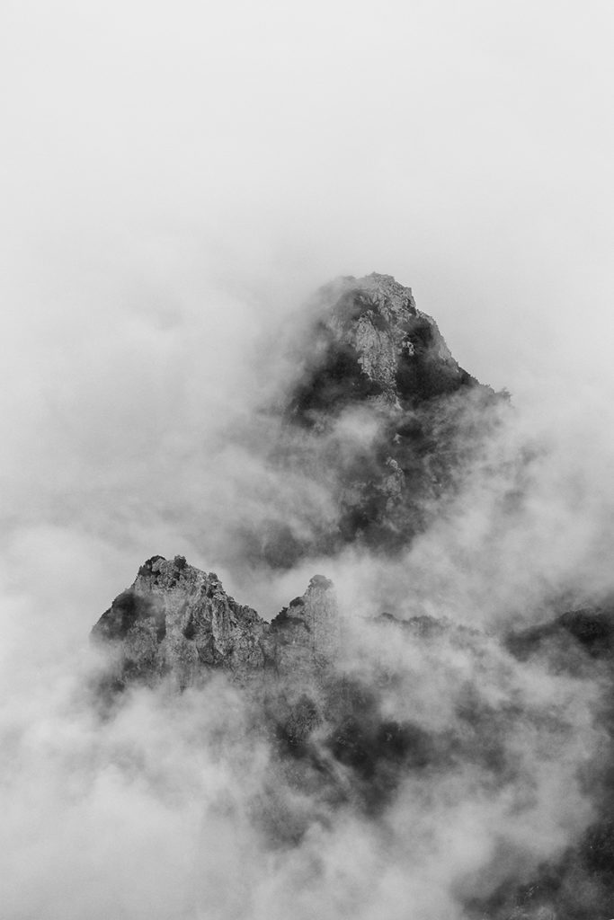 Nebbia che avvolge le vette delle montagne, bianco e nero