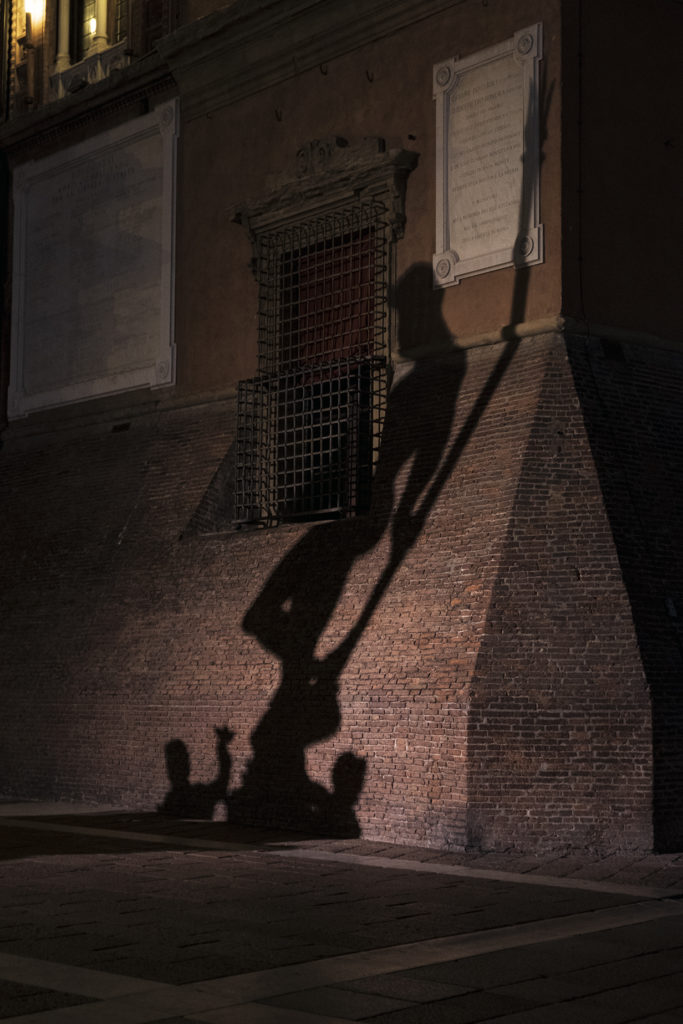 Ombra su una parete in Piazza Maggiore a Bologna