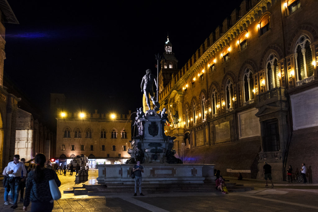Fontana del Nettuno in piazza a Bologna di notte