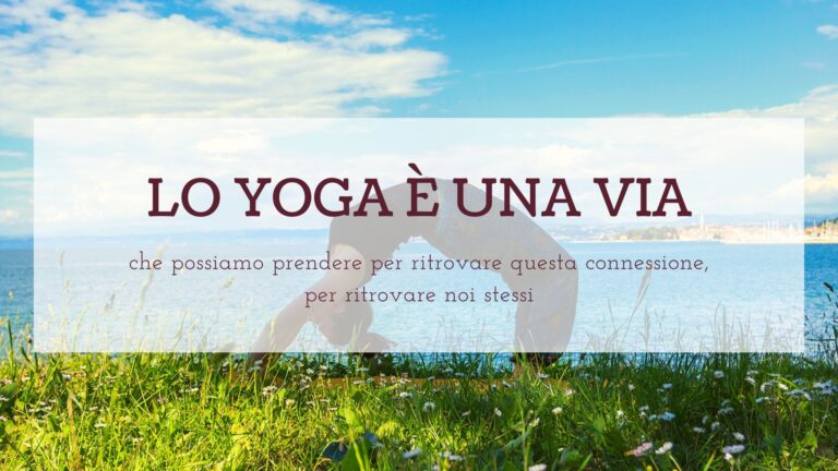 Ragazza pratica yoga in riva al mare in Slovenia