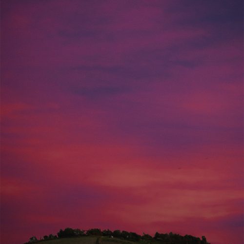Luna al tramonto in collina, cielo rosa