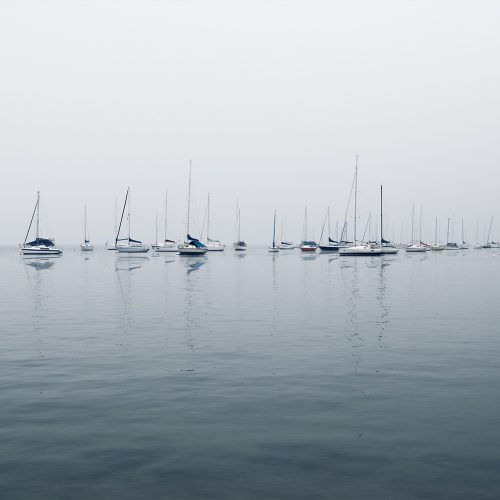 Barche sul Lago di garda in un giorno nebbioso
